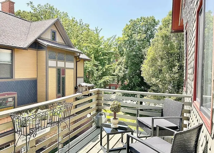 Oakpk/publictran/2bd/sleep6/wifi/chgo/lndry/garage *
