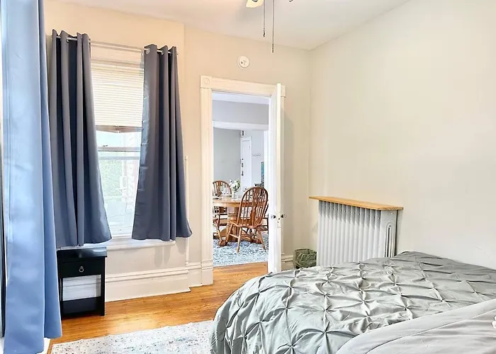 Oakpk/publictran/2bd/sleep6/wifi/chgo/lndry/garage Apartment Oak Park