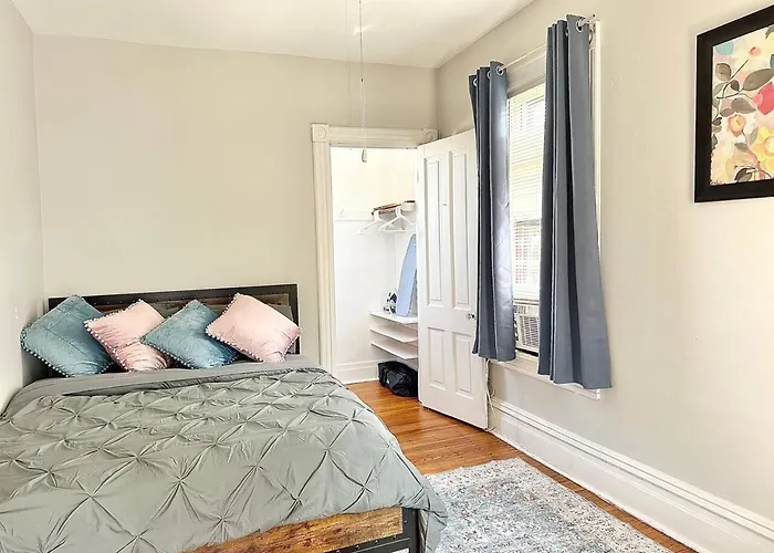 Oakpk/publictran/2bd/sleep6/wifi/chgo/lndry/garage Apartment Oak Park