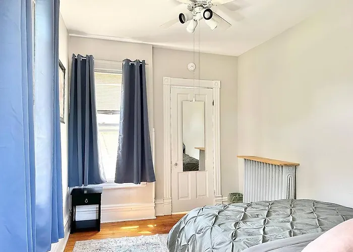 Oakpk/publictran/2bd/sleep6/wifi/chgo/lndry/garage Apartment *