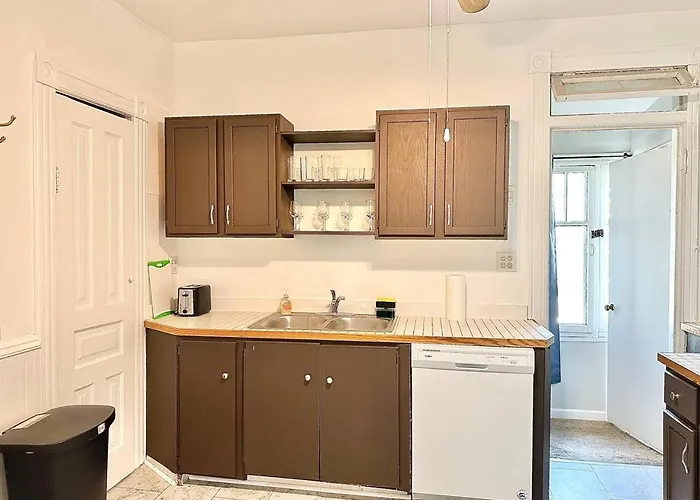 Oakpk/publictran/2bd/sleep6/wifi/chgo/lndry/garage