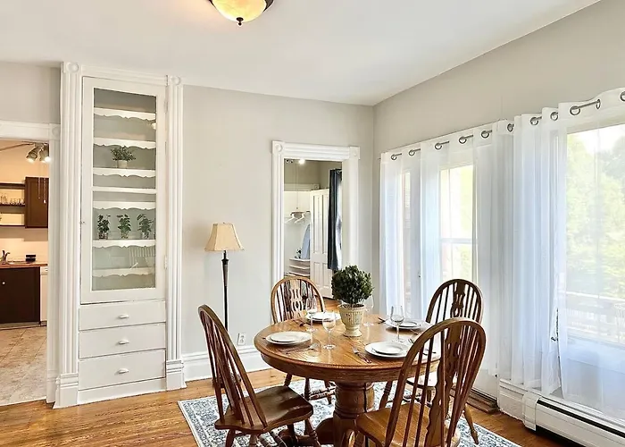 Oakpk/publictran/2bd/sleep6/wifi/chgo/lndry/garage