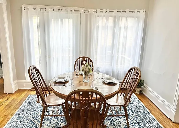 Oakpk/publictran/2bd/sleep6/wifi/chgo/lndry/garage Apartment