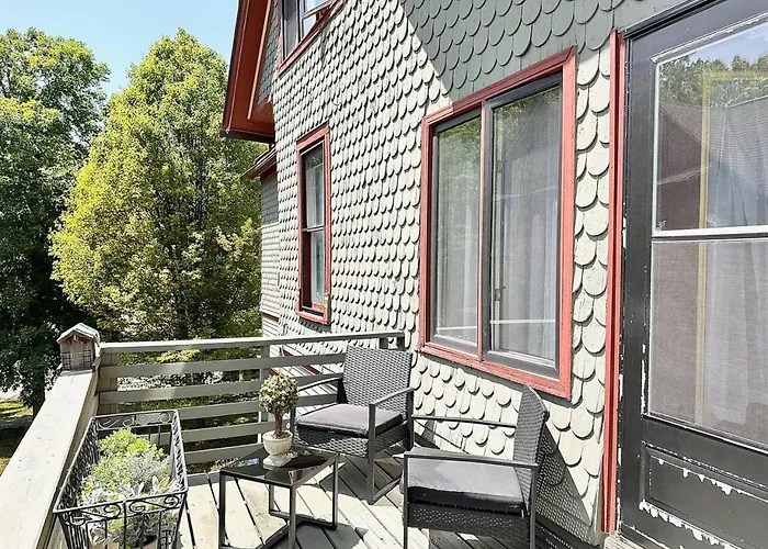 Oakpk/publictran/2bd/sleep6/wifi/chgo/lndry/garage *