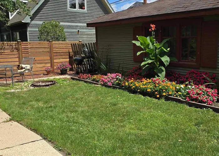 Oakpk/publictran/2bd/sleep6/wifi/chgo/lndry/garage